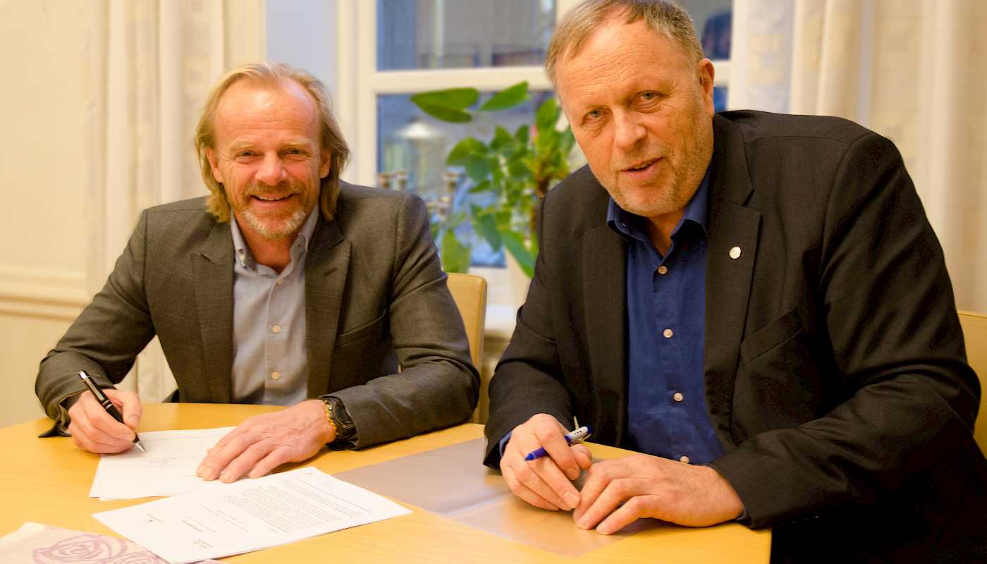 Forstander/adm.dir. Idar Magne Holme ved Det norske Diakonhjem (t.h.) signerer intensjonsavtalen sammen med Ola T. Gjørtz, adm.dir. i Møller Eiendom.