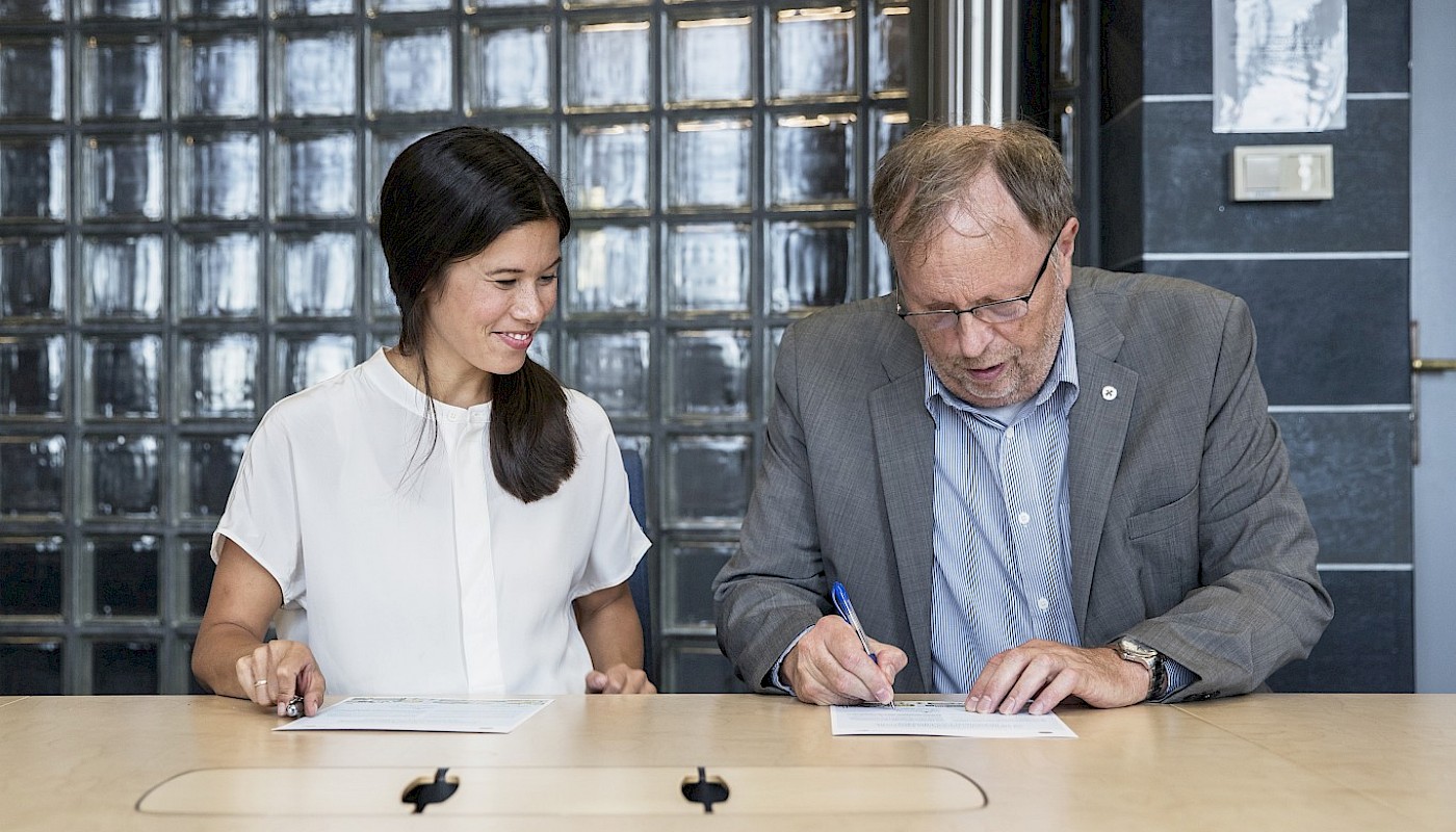 Lan Marie Nguyen Berg, byråd miljø og samferdsel, og Idar Magne Holme, administrerende direktør/forstander, signerte avtalen i Oslo Rådhus.  Foto: Redink/Thomas Haugersveen for Klimaetaten.