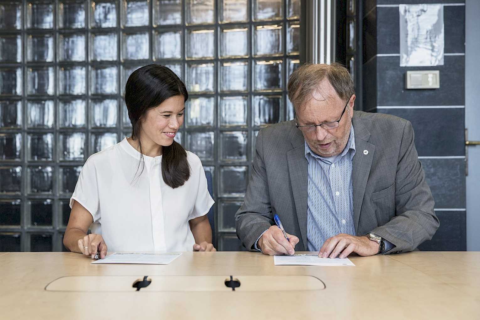 Lan Marie Nguyen Berg, byråd miljø og samferdsel, og Idar Magne Holme, administrerende direktør/forstander, signerte avtalen i Oslo Rådhus.  Foto: Redink/Thomas Haugersveen for Klimaetaten.
