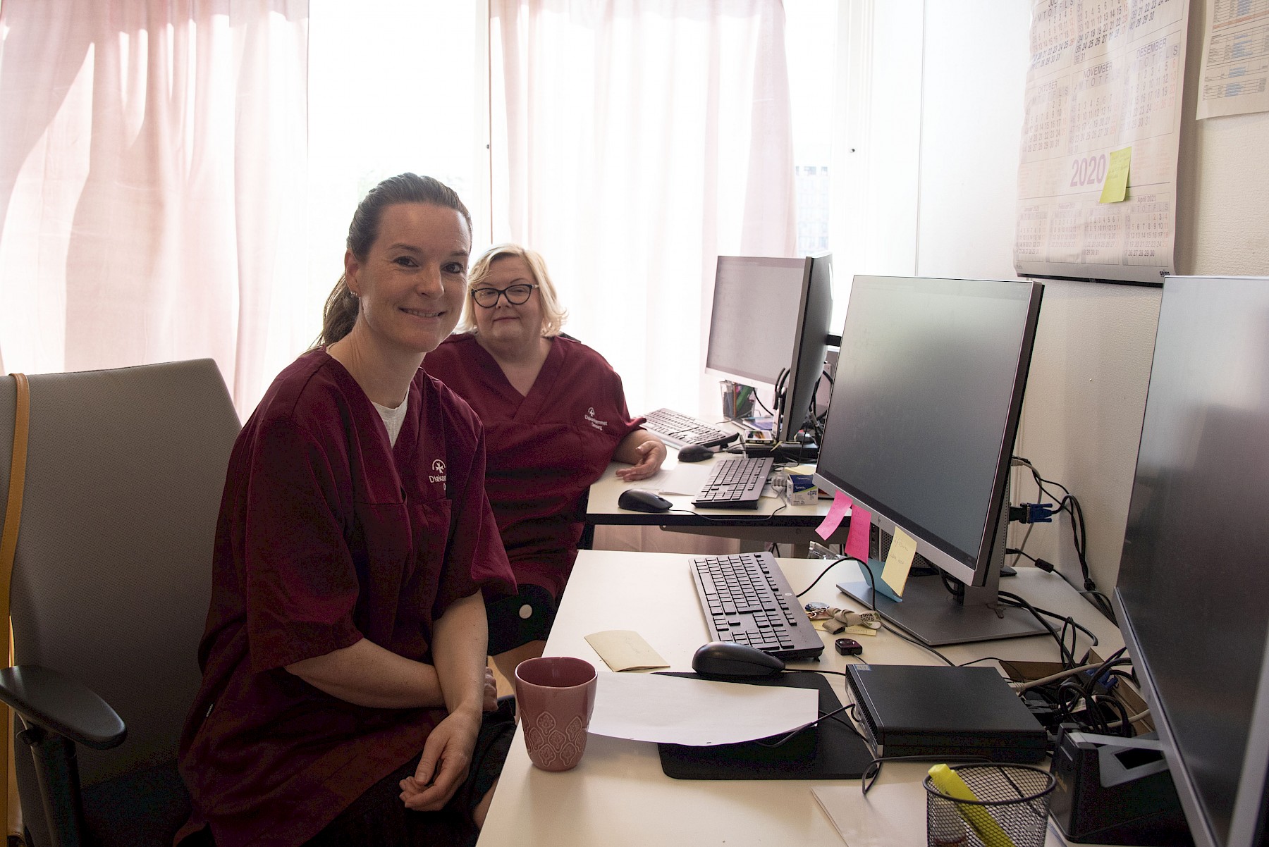 Teamlederne Kathinka (hjemmesykepleie) og Ann-Britt (praktisk bistand) på base øst, Økern i Oslo. De holder kontakten med brukere, bydelen og ansatte.