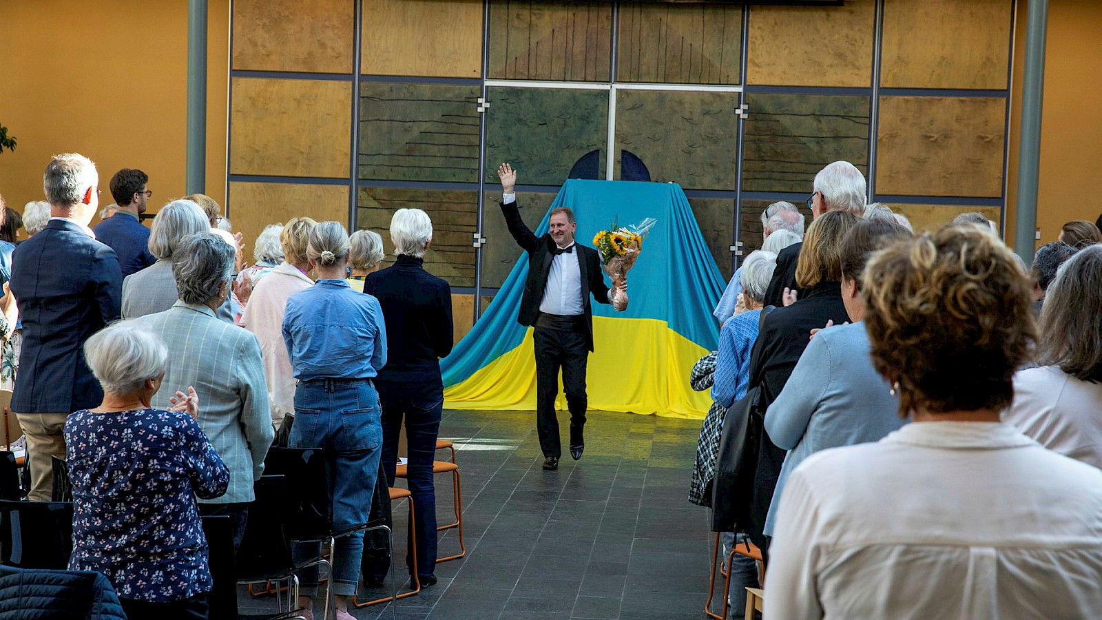 Dirigent for Kyiv Kammerkor Mykola Hobdych mottar hyllesten. Foto: Pål A. Berg