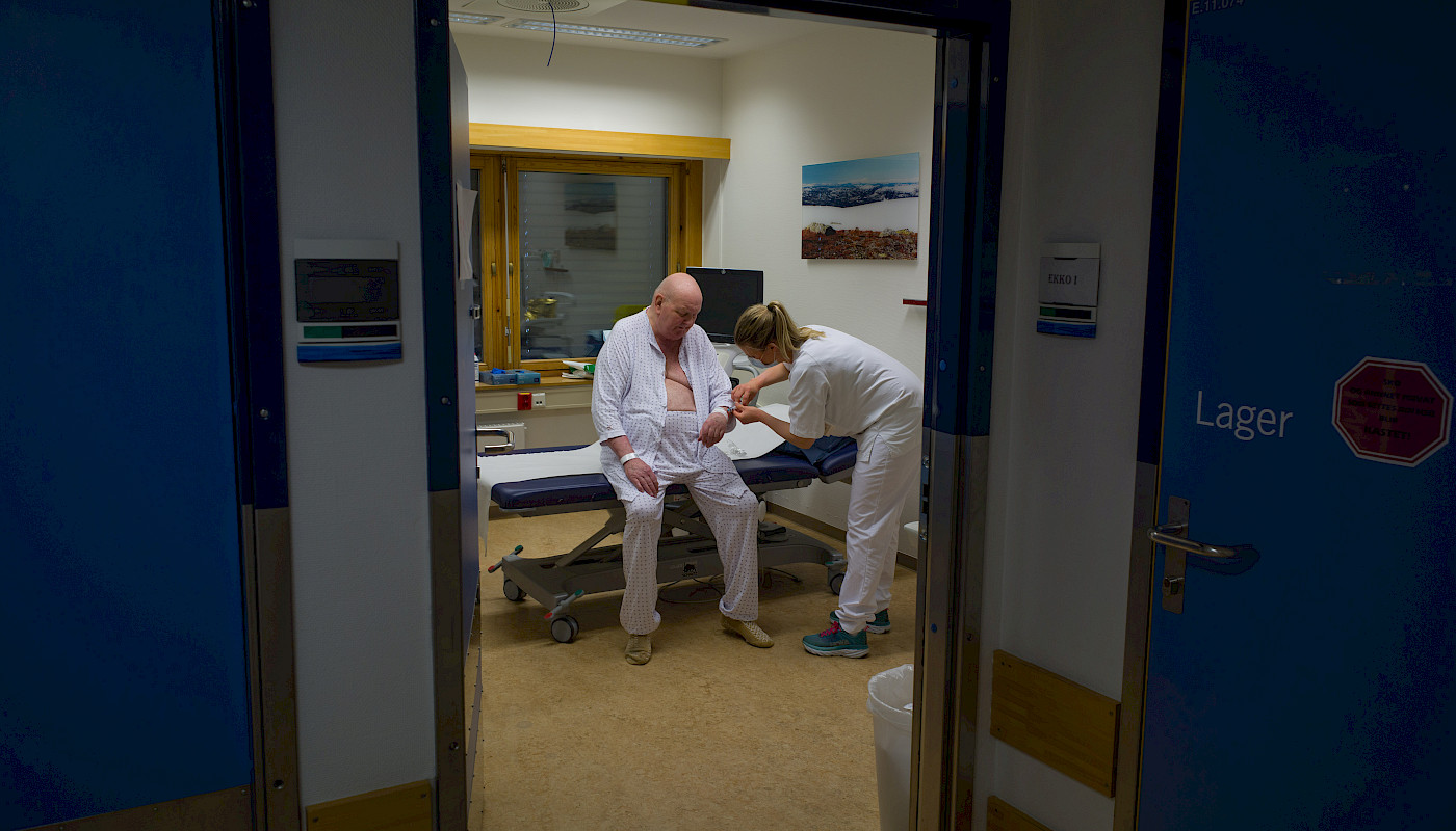 I Diakonhjemmets prosjekt inn i fotoutstillingen følger man pasienters møter med ansatte på to avdelinger ved Diakonhjemmet sykehus.