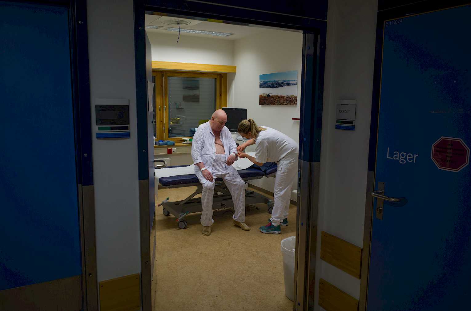 I Diakonhjemmets prosjekt inn i fotoutstillingen følger man pasienters møter med ansatte på to avdelinger ved Diakonhjemmet sykehus.