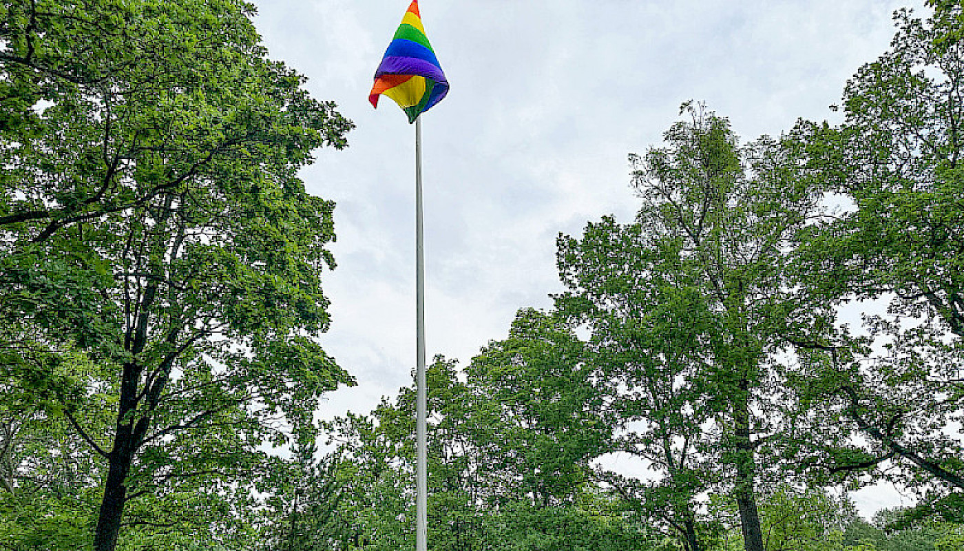 Ansatte heiser Pride-flagget på Diakonhjemmet
