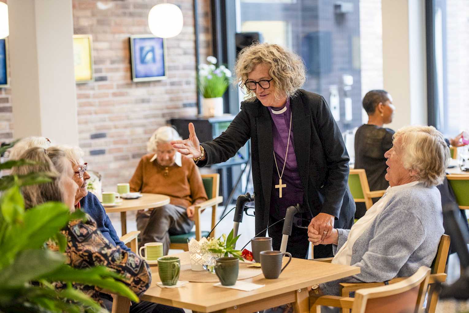 Biskopen hilser på eldre bekjente i Diakonveien Omsorg+. Foto: Nicolas Tourrenc