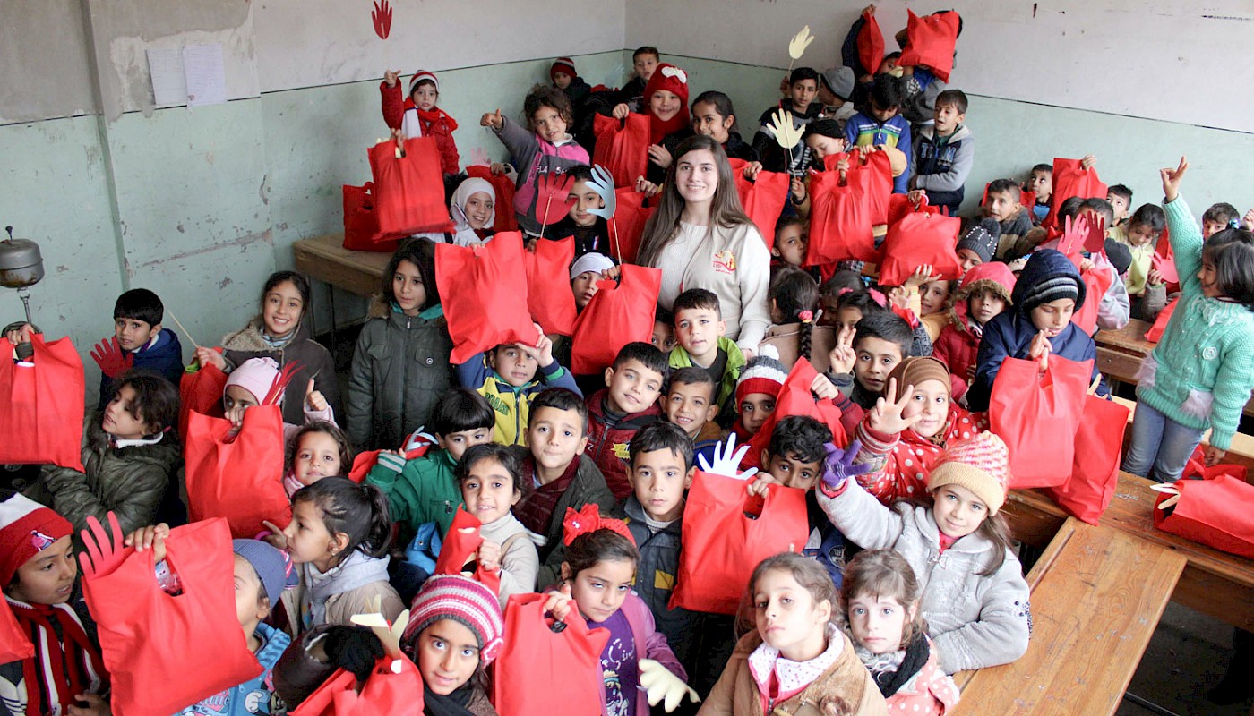 På Ahmad Zaino skolen i Aleppo har elevene fått undervisning i hygiene, og en pose med hygieneartikler til å ta med hjem. Foto: Kirkens Nødhjelp