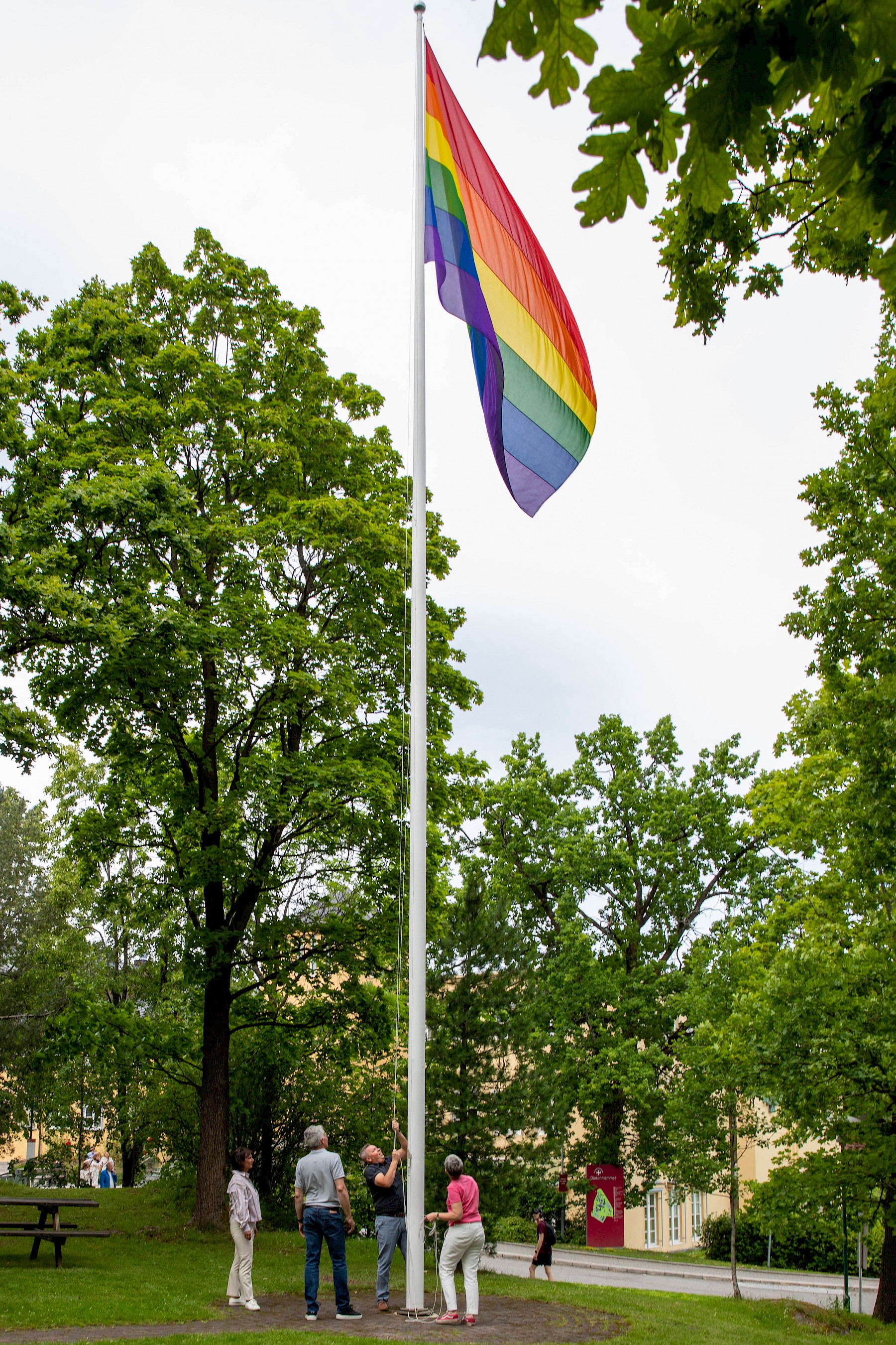 Prideflagget heises på Diakonhjemmet