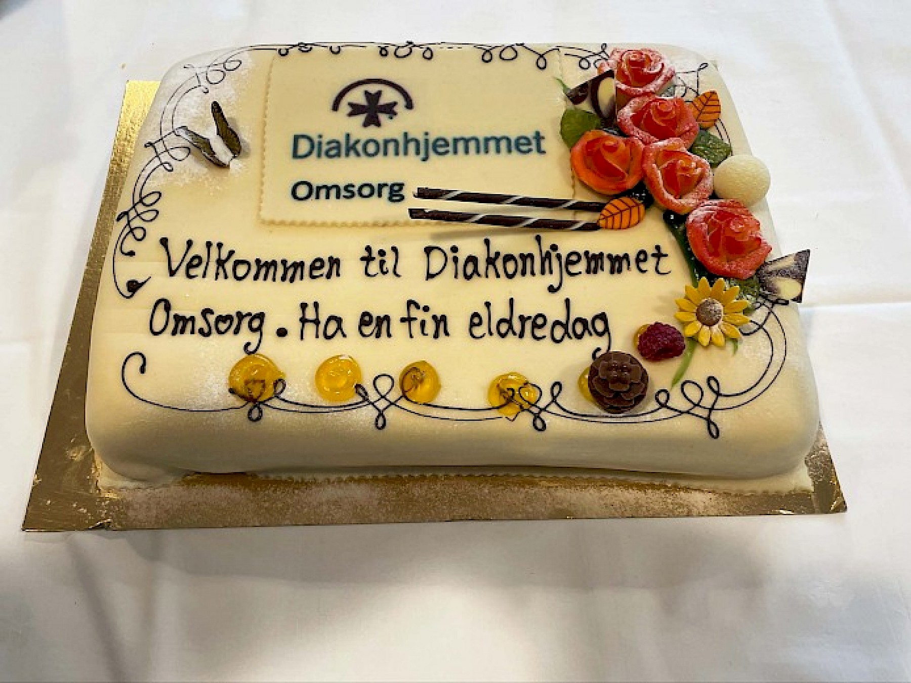 På kaken sto det: Velkommen til Diakonhjemmet Omsorg. Ha en fin eldredag.