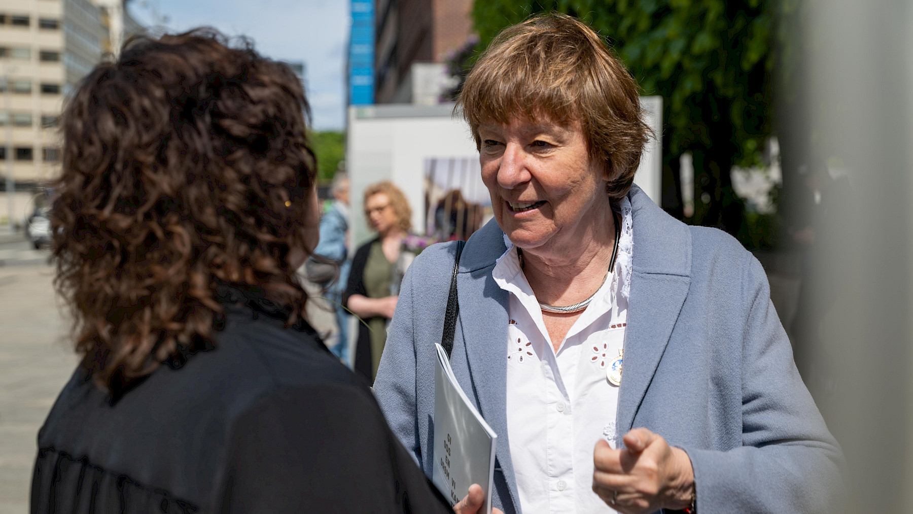 IMPONERT: Ordfører Marianne Borgen er imponert over fotoprosjektet til Mette Randem, som har fotografert innsatte på retreat i Halden fengsel, for Frelsesarmeen.