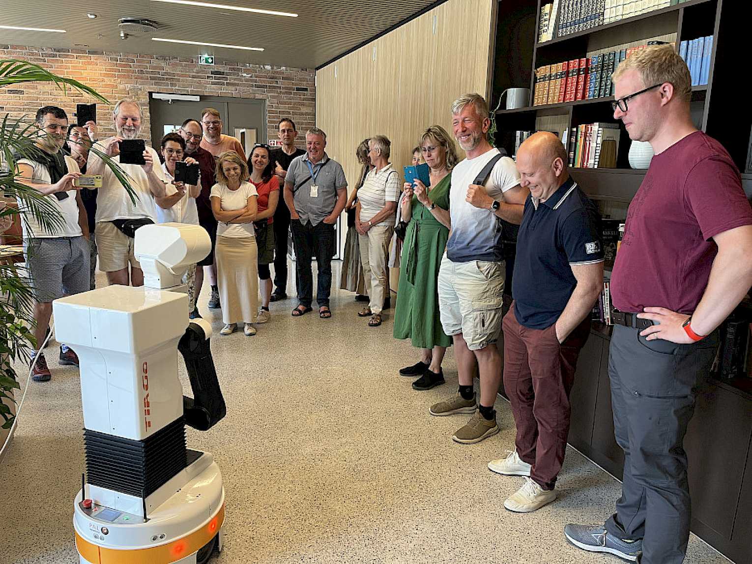 TIAGo, en robot-hjelper som kan hente ting og gjøre enkle oppgaver, snakker til gjester på Diakonveien Omsorg+.