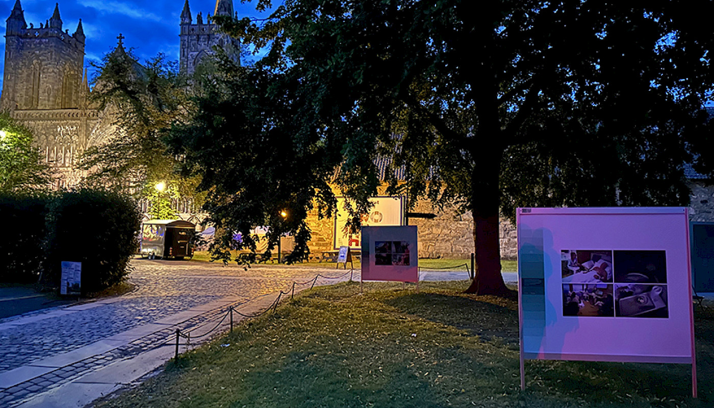 Natt ved Nidarosdomen - der fotoutstillingen har stått under Olavsfest 2023. Foto: Pål A. Berg