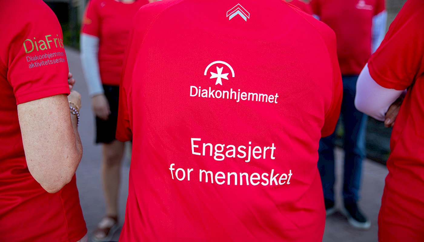 Ansatte fra Diakonhjemmets virksomheter stilte i møtet i bydelsutvalg Vestre Aker med røde T-skjorter med mottoet «Engasjert for mennesker».