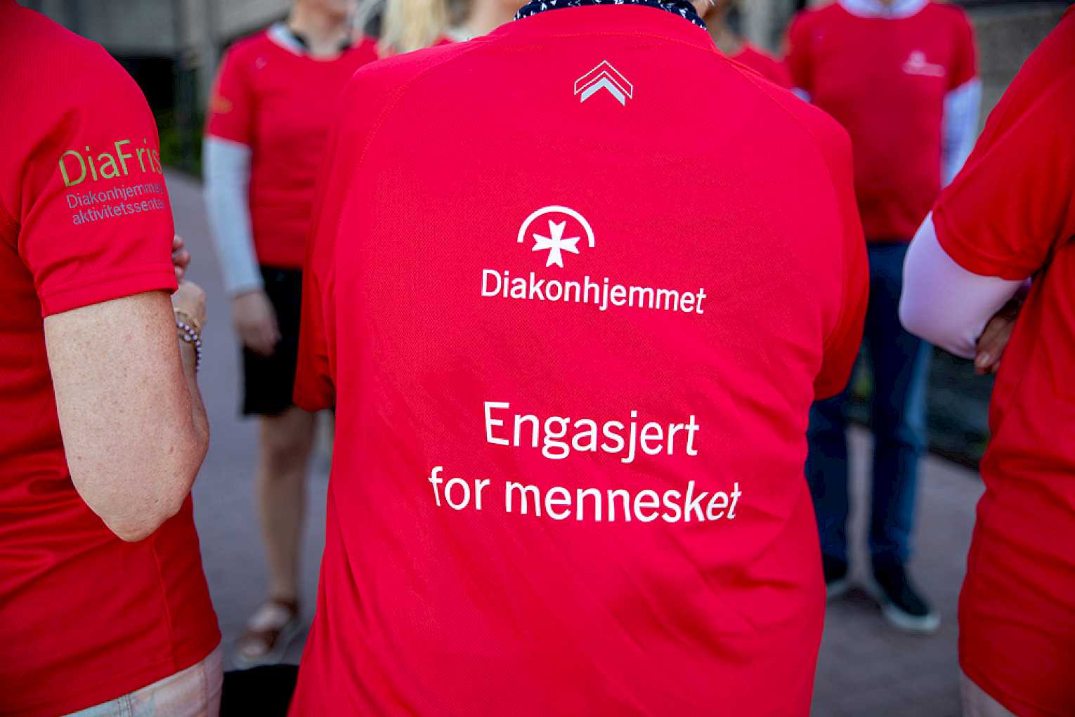 Ansatte fra Diakonhjemmets virksomheter stilte i møtet i bydelsutvalg Vestre Aker med røde T-skjorter med mottoet «Engasjert for mennesker».